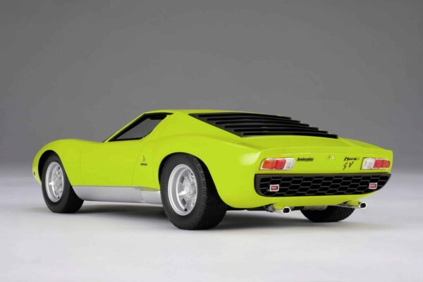 Amalgam 1:18 Lamborghini Miura P400 SV (1971) Green - Resin Model 29 Amalgam 1:18 Lamborghini Miura P400 SV (1971) Green - Resin Model