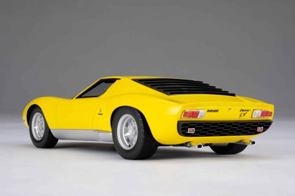Amalgam 1:18 Lamborghini Miura P400 SV (1971) Yellow - Resin Model 28 Amalgam 1:18 Lamborghini Miura P400 SV (1971) Yellow - Resin Model