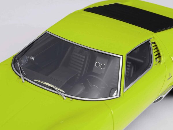 Amalgam 1:18 Lamborghini Miura P400 SV (1971) Green - Resin Model 23 Amalgam 1:18 Lamborghini Miura P400 SV (1971) Green - Resin Model