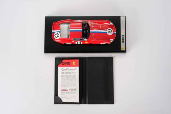 Amalgam - 1:18 Ferrari 250 GTO 3705GT No.19 1962 24h Le Mans Class Winner - Noblet, Guichet - Resin Model 28 Amalgam - 1:18 Ferrari 250 GTO 3705GT No.19 1962 24h Le Mans Class Winner - Noblet, Guichet - Resin Model