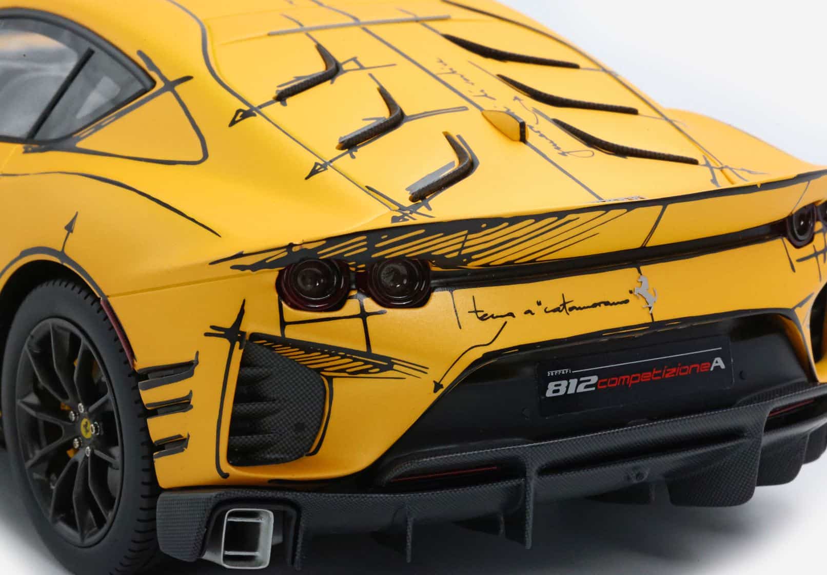 BBR - 1:18 Ferrari 812 Competizione Tristrato Giallo Yellow Tailor Made - Limited Edition Special Carbon Box with Showcase 6 BBR - 1:18 Ferrari 812 Competizione Tristrato Giallo Yellow Tailor Made - Limited Edition Special Carbon Box with Showcase
