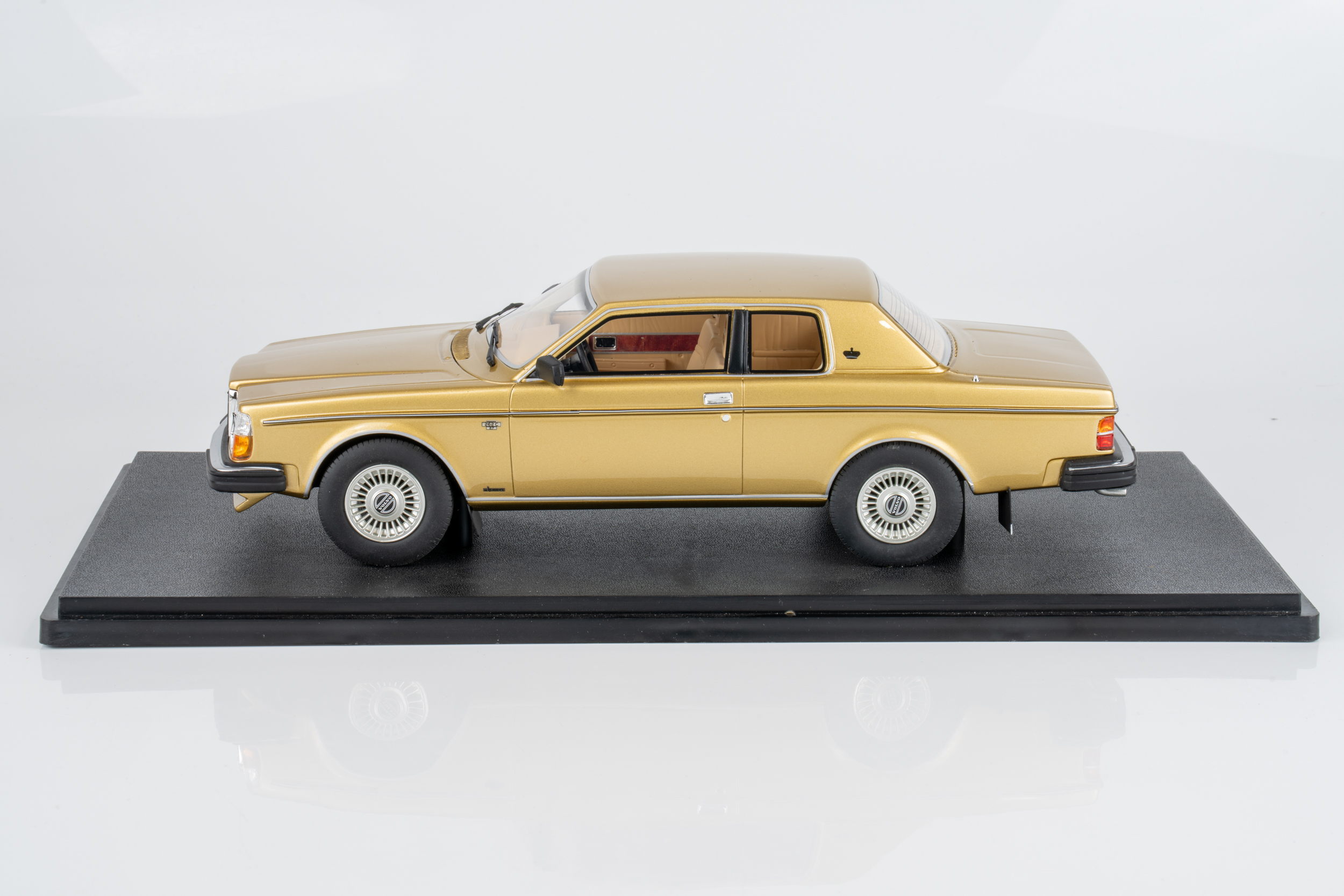 Cult Scale 1:18 Volvo 262C Bertone 1981 Gold (CML022-3) Limited Edition Resin Model 6 Cult Scale 1:18 Volvo 262C Bertone 1981 Gold (CML022-3) Limited Edition Resin Model - Image 6