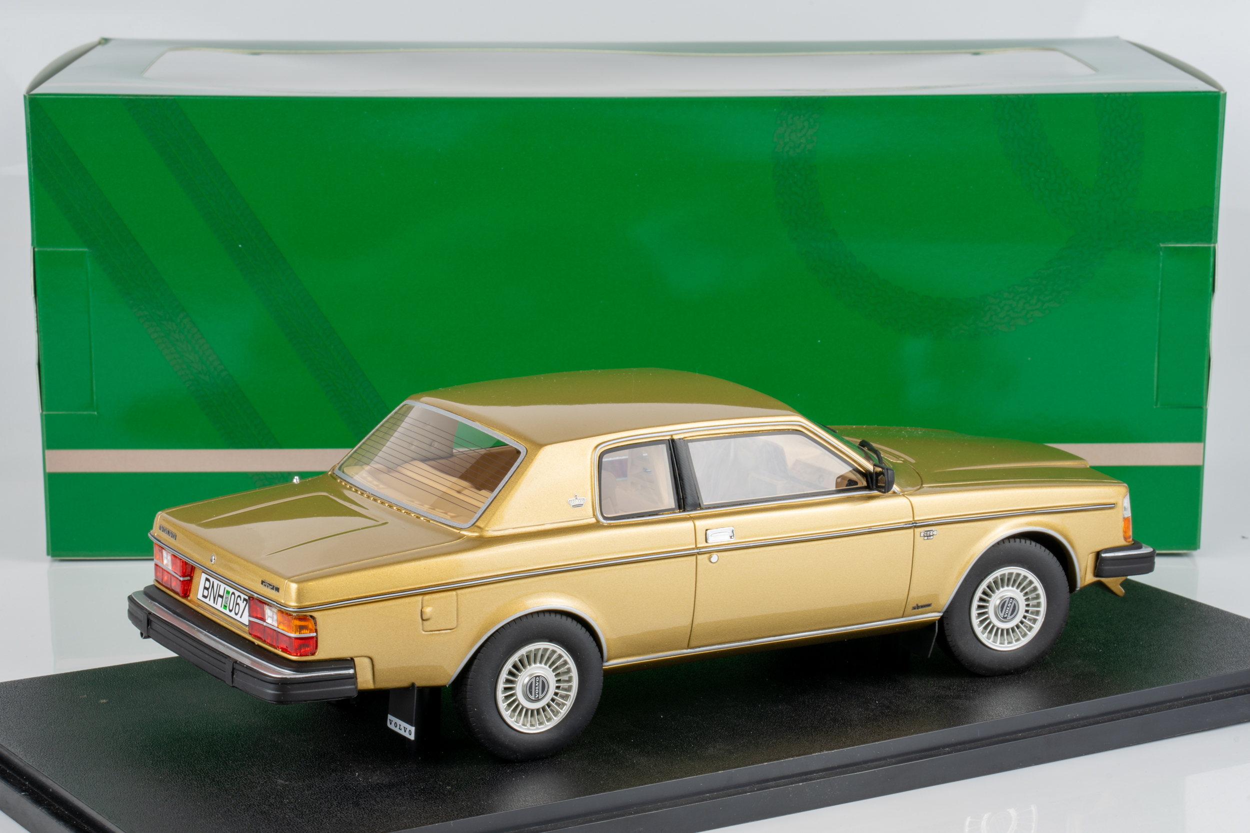 Cult Scale 1:18 Volvo 262C Bertone 1981 Gold (CML022-3) Limited Edition Resin Model 2 Cult Scale 1:18 Volvo 262C Bertone 1981 Gold (CML022-3) Limited Edition Resin Model - Image 2