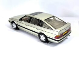 Cult Scale - 1:18 Rover 827 Vitesse Pulsar Silver 1988-1989 - Limited Edition Resin Model