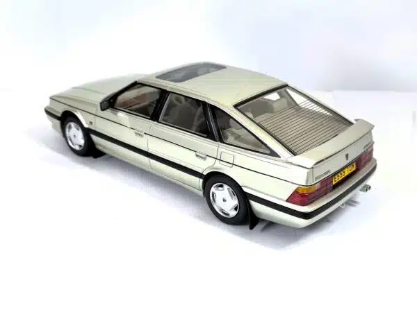 Cult Scale - 1:18 Rover 827 Vitesse Pulsar Silver 1988-1989 - Limited Edition Resin Model
