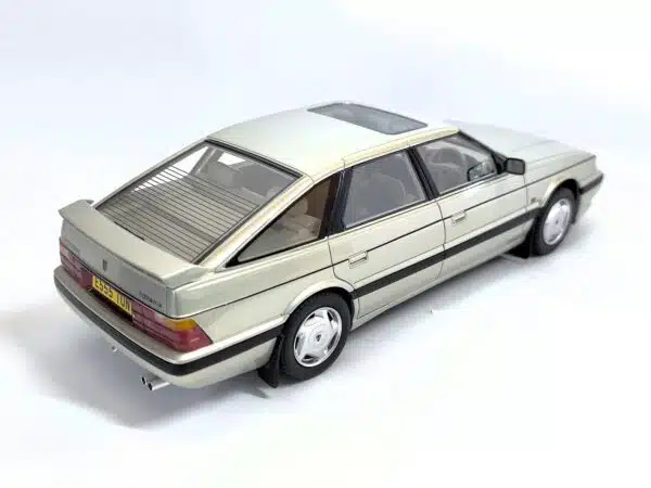 Cult Scale - 1:18 Rover 827 Vitesse Pulsar Silver 1988-1989 - Limited Edition Resin Model