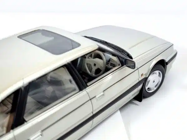 Cult Scale - 1:18 Rover 827 Vitesse Pulsar Silver 1988-1989 - Limited Edition Resin Model