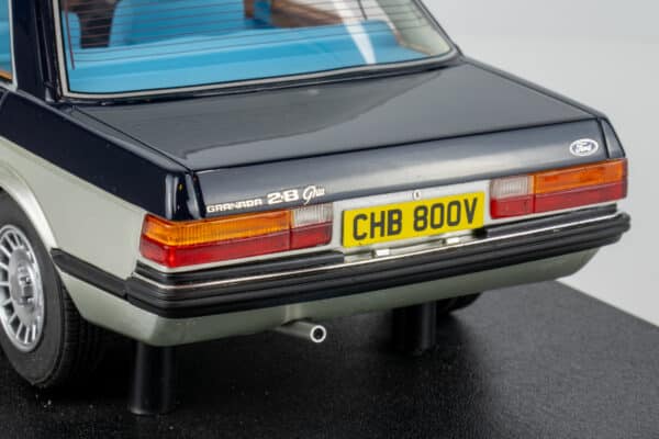 Cult Scale - 1:18 Ford Granada 2.8 Ghia Sapphire Blue/Silver - Limited Edition Resin Model