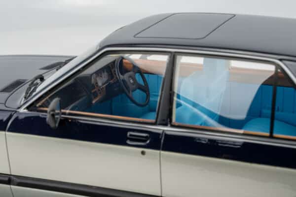Cult Scale - 1:18 Ford Granada 2.8 Ghia Sapphire Blue/Silver - Limited Edition Resin Model