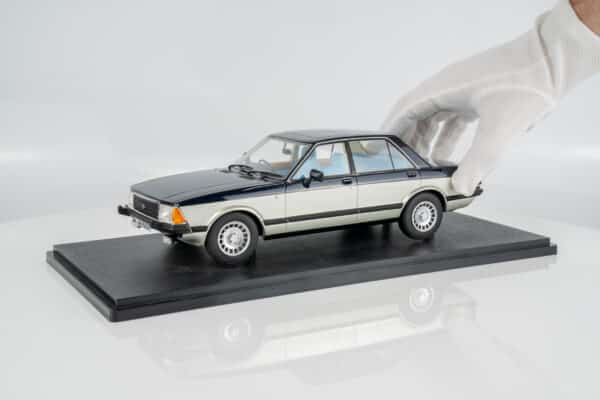 Cult Scale - 1:18 Ford Granada 2.8 Ghia Sapphire Blue/Silver - Limited Edition Resin Model