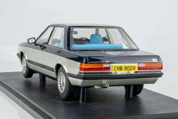 Cult Scale - 1:18 Ford Granada 2.8 Ghia Sapphire Blue/Silver - Limited Edition Resin Model