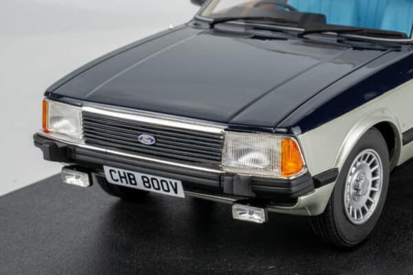 Cult Scale - 1:18 Ford Granada 2.8 Ghia Sapphire Blue/Silver - Limited Edition Resin Model