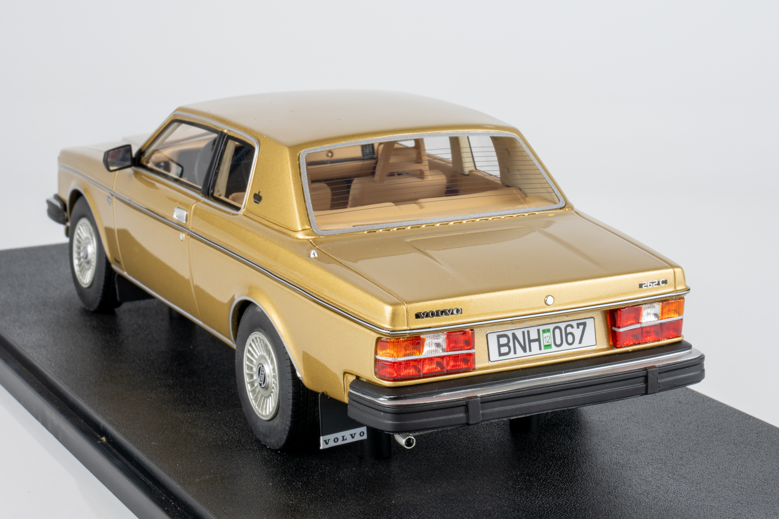 Cult Scale 1:18 Volvo 262C Bertone 1981 Gold (CML022-3) Limited Edition Resin Model 5 Cult Scale 1:18 Volvo 262C Bertone 1981 Gold (CML022-3) Limited Edition Resin Model - Image 5