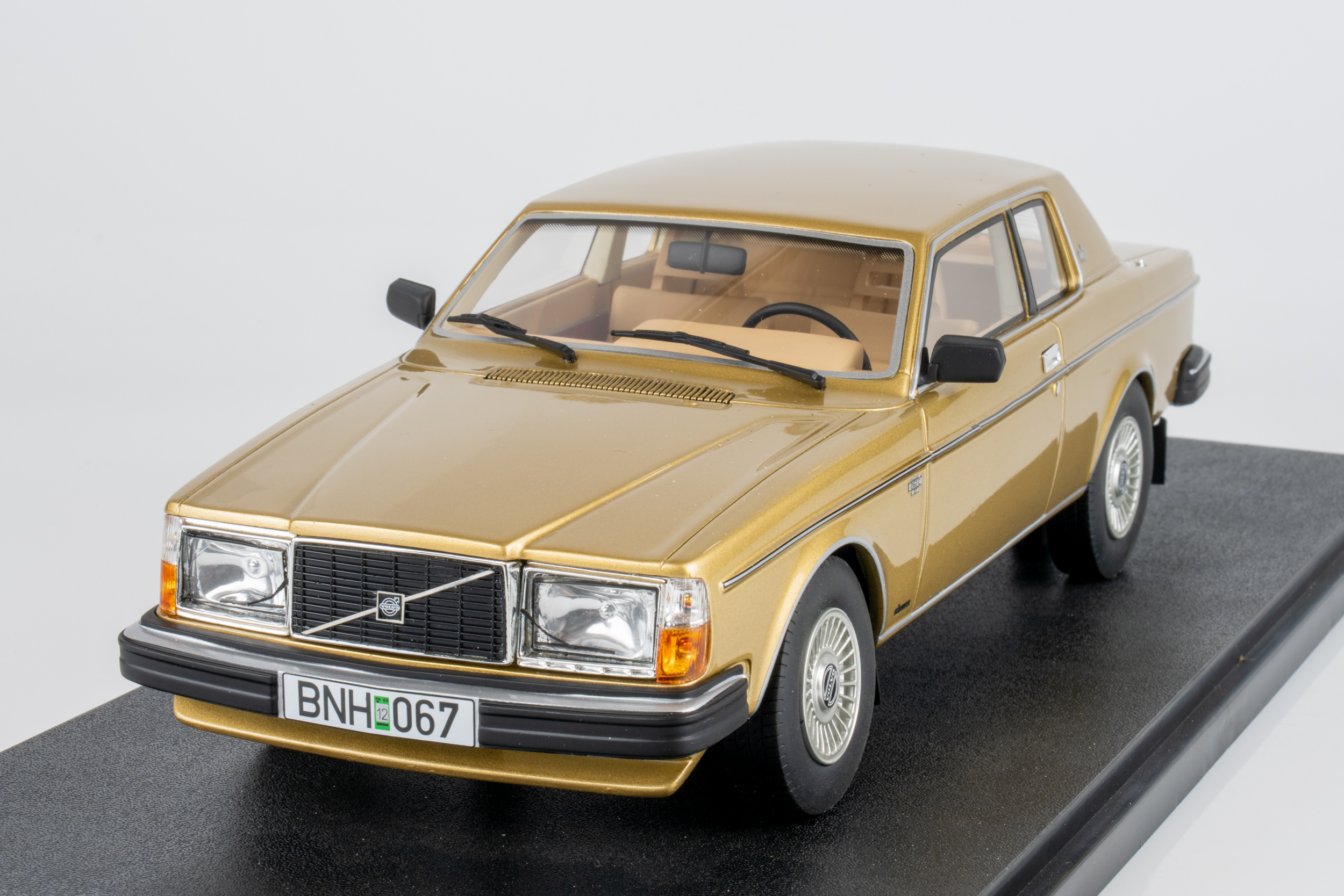 Cult Scale 1:18 Volvo 262C Bertone 1981 Gold (CML022-3) Limited Edition Resin Model 4 Cult Scale 1:18 Volvo 262C Bertone 1981 Gold (CML022-3) Limited Edition Resin Model - Image 4