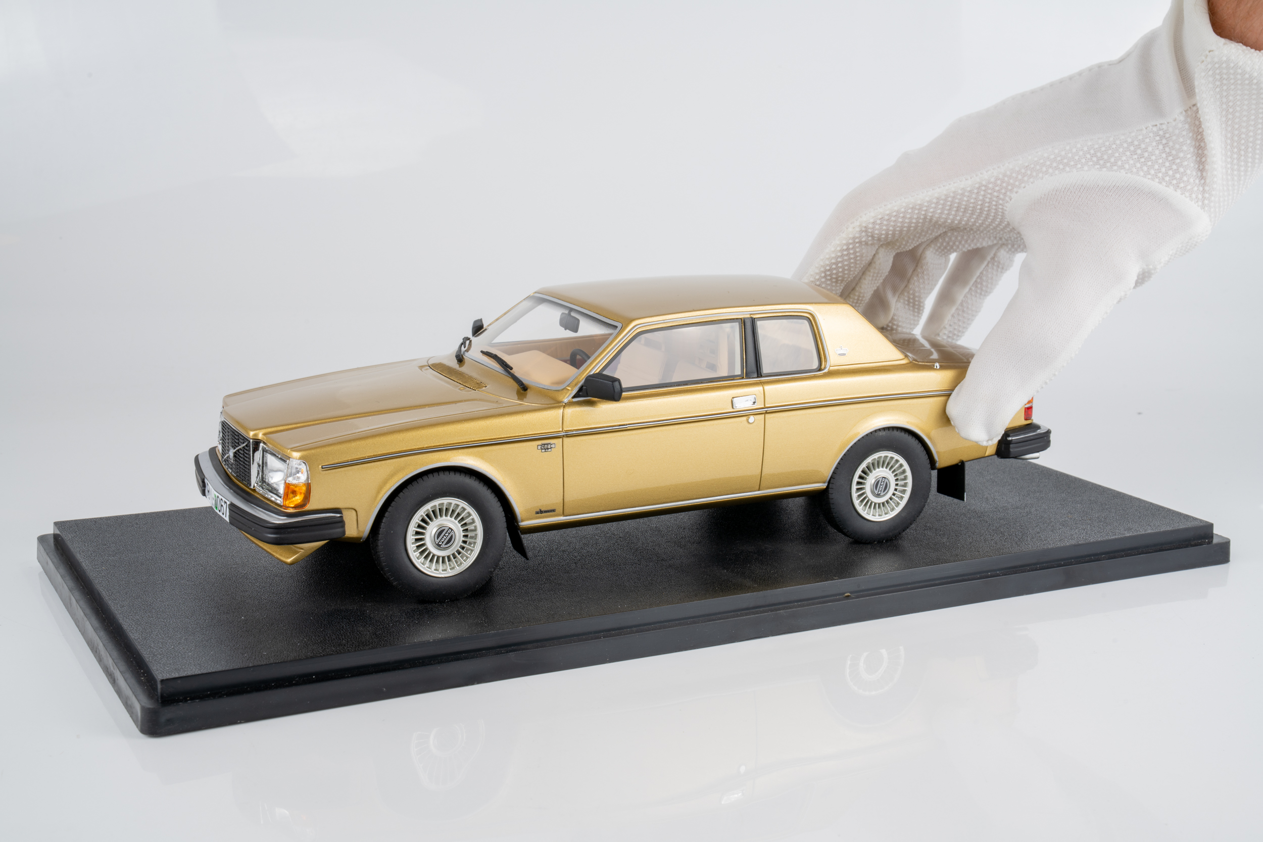 Cult Scale 1:18 Volvo 262C Bertone 1981 Gold (CML022-3) Limited Edition Resin Model 3 Cult Scale 1:18 Volvo 262C Bertone 1981 Gold (CML022-3) Limited Edition Resin Model - Image 3