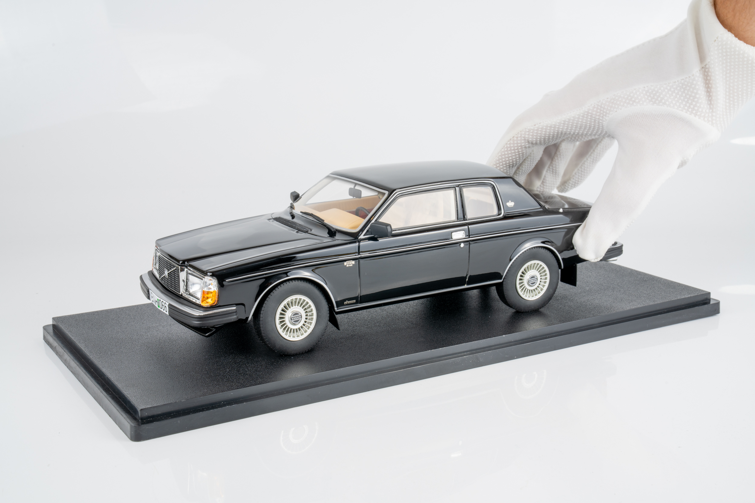 Cult Scale 1:18 Volvo 262C Bertone 1981 Black (CML022-2) Limited Edition Resin Model 2 Cult Scale 1:18 Volvo 262C Bertone 1981 Black (CML022-2) Limited Edition Resin Model