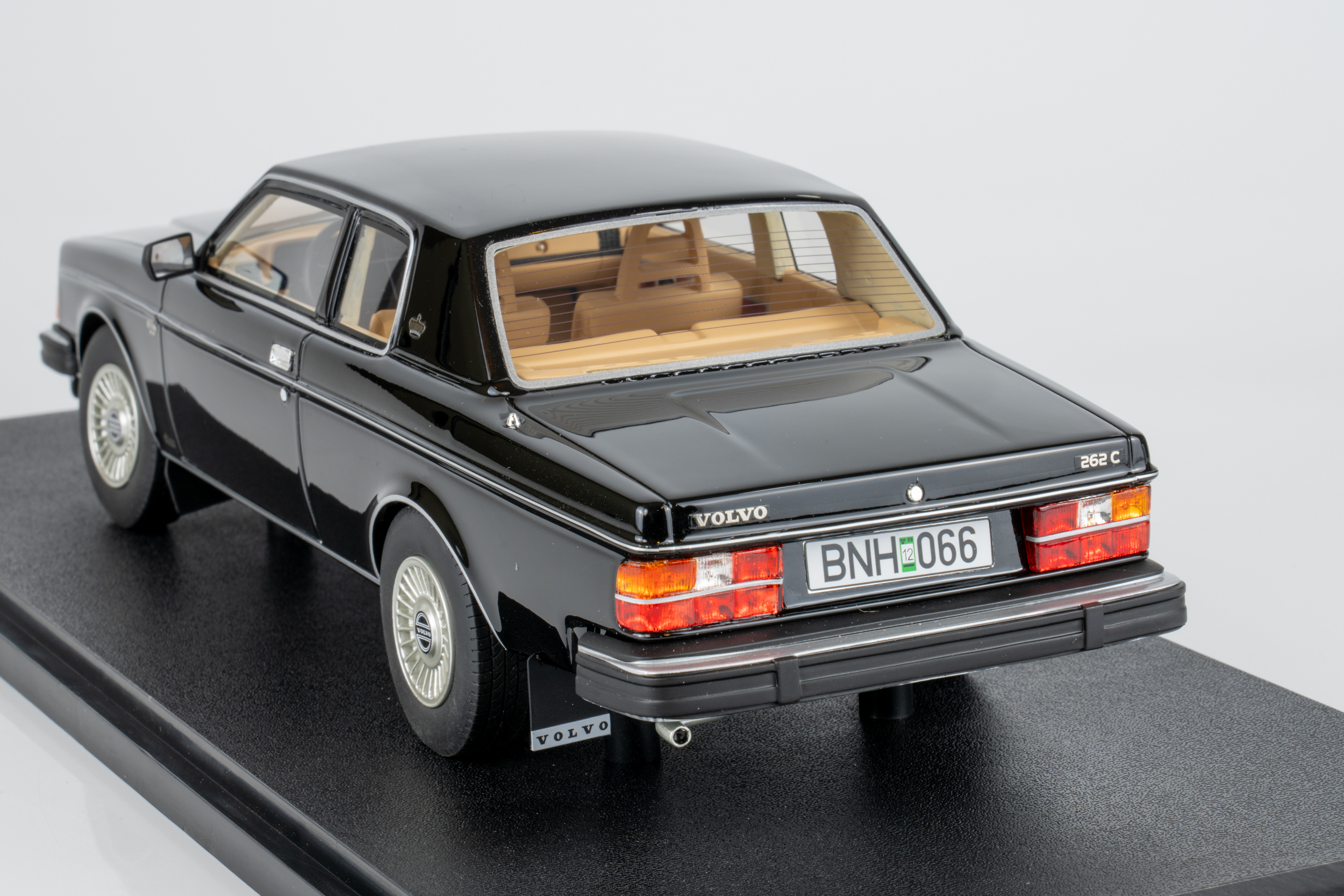 Cult Scale 1:18 Volvo 262C Bertone 1981 Black (CML022-2) Limited Edition Resin Model 3 Cult Scale 1:18 Volvo 262C Bertone 1981 Black (CML022-2) Limited Edition Resin Model