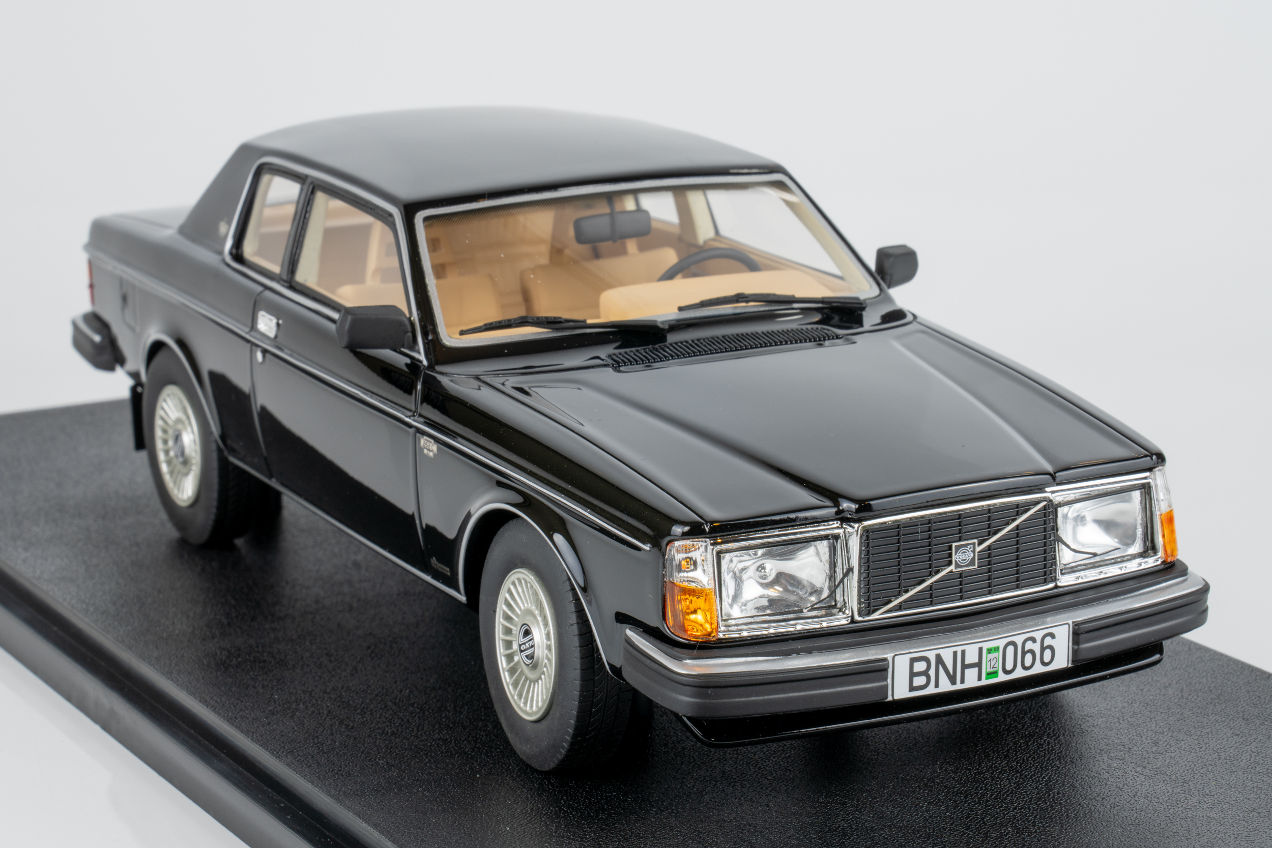 Cult Scale 1:18 Volvo 262C Bertone 1981 Black (CML022-2) Limited Edition Resin Model 4 Cult Scale 1:18 Volvo 262C Bertone 1981 Black (CML022-2) Limited Edition Resin Model