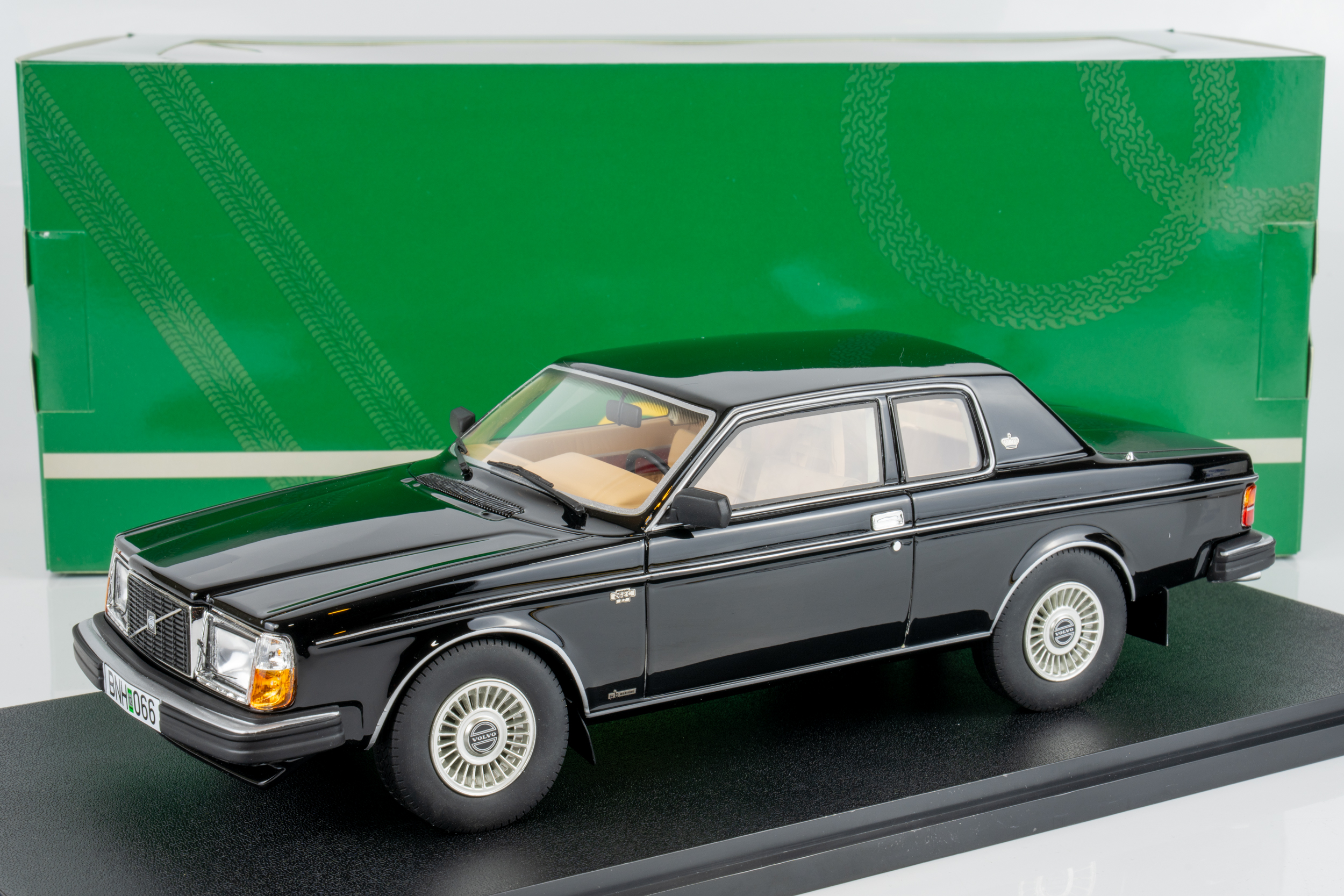 Cult Scale 1:18 Volvo 262C Bertone 1981 Black (CML022-2) Limited Edition Resin Model 6 Cult Scale 1:18 Volvo 262C Bertone 1981 Black (CML022-2) Limited Edition Resin Model