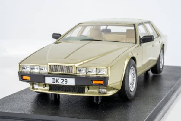 Cult Scale - 1:18 Aston Martin Lagonda Series IV Ice Green 1988-90 - Limited Edition Resin Model 11 Cult Scale - 1:18 Aston Martin Lagonda Series IV Ice Green 1988-90 - Limited Edition Resin Model