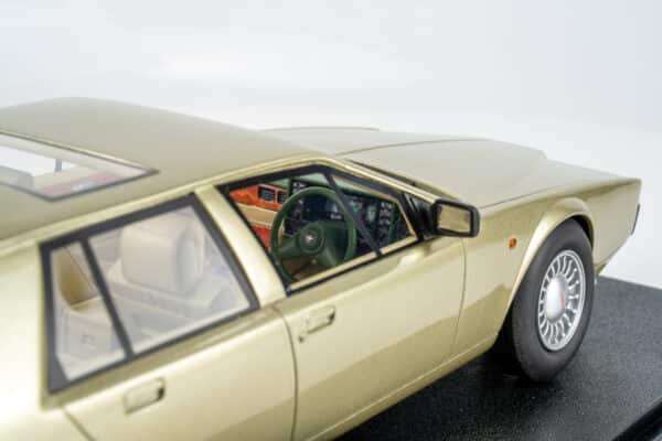 Cult Scale - 1:18 Aston Martin Lagonda Series IV Ice Green 1988-90 - Limited Edition Resin Model 10 Cult Scale - 1:18 Aston Martin Lagonda Series IV Ice Green 1988-90 - Limited Edition Resin Model