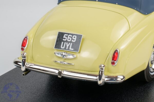 Cult Scale - 1:18 Rolls-Royce Silver Cloud DHC Ivory Yellow 1960-1962 - Limited Edition Resin Model 12 Cult Scale - 1:18 Rolls-Royce Silver Cloud DHC Ivory Yellow 1960-1962 - Limited Edition Resin Model