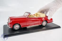 Cult Scale - 1:18 Rolls-Royce Silver Cloud DHC Red 1960-1962 - Limited Edition Resin Model