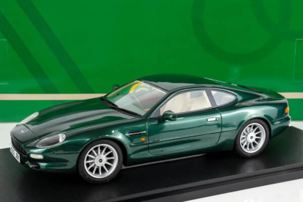 Cult Scale - 1:18 Aston Martin DB7 Coupe Buckinghamshire Green 1993-99 - Limited Edition Resin Model