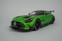 Minichamps - 1:18 Mercedes-AMG GT Black Series 2020 Matt Green Metallic