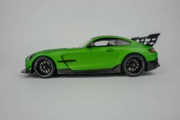 Minichamps - 1:18 Mercedes-AMG GT Preto Série 2020 Verde Metalizado Mate