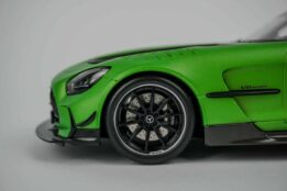 Minichamps - 1:18 Mercedes-AMG GT Preto Série 2020 Verde Metalizado Mate