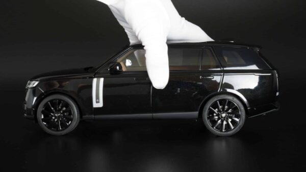 LCD 1:18 Range Rover SV Serenity 2022 Black Diecast Model 25 LCD 1:18 Range Rover SV Serenity 2022 Black Diecast Model