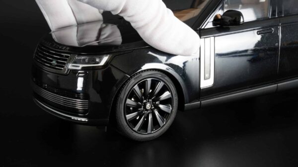 LCD 1:18 Range Rover SV Serenity 2022 Black Diecast Model 35 LCD 1:18 Range Rover SV Serenity 2022 Black Diecast Model
