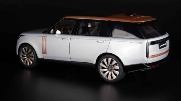 LCD 1:18 Range Rover SV Serenity 2022 Silver Diecast Model 21 lcd 18017s Range Rover sv serenity silver diecast model car