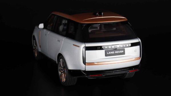 LCD 1:18 Range Rover SV Serenity 2022 Silver Diecast Model 22 lcd 18017s Range Rover sv serenity silver diecast model car