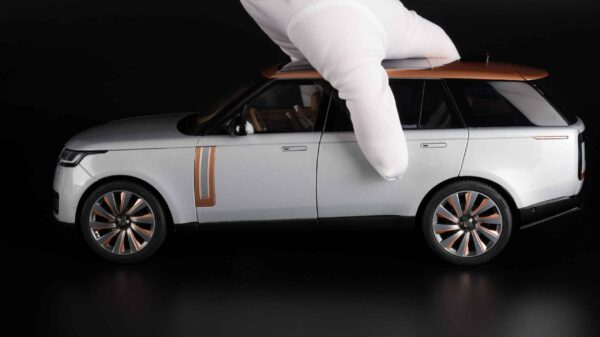 LCD 1:18 Range Rover SV Serenity 2022 Silver Diecast Model 29 lcd 18017s Range Rover sv serenity silver diecast model car
