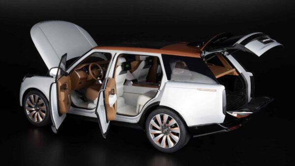 LCD 1:18 Range Rover SV Serenity 2022 Silver Diecast Model 30 lcd 18017s Range Rover sv serenity silver diecast model car