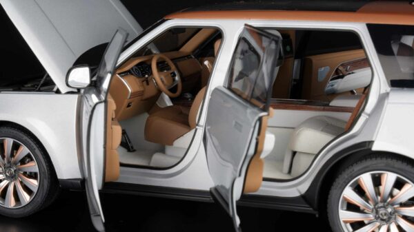 LCD 1:18 Range Rover SV Serenity 2022 Silver Diecast Model 31 lcd 18017s Range Rover sv serenity silver diecast model car