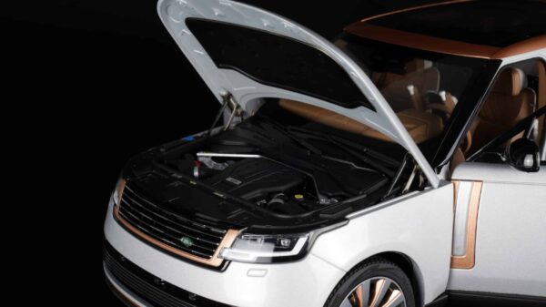 LCD 1:18 Range Rover SV Serenity 2022 Silver Diecast Model 32 lcd 18017s Range Rover sv serenity silver diecast model car