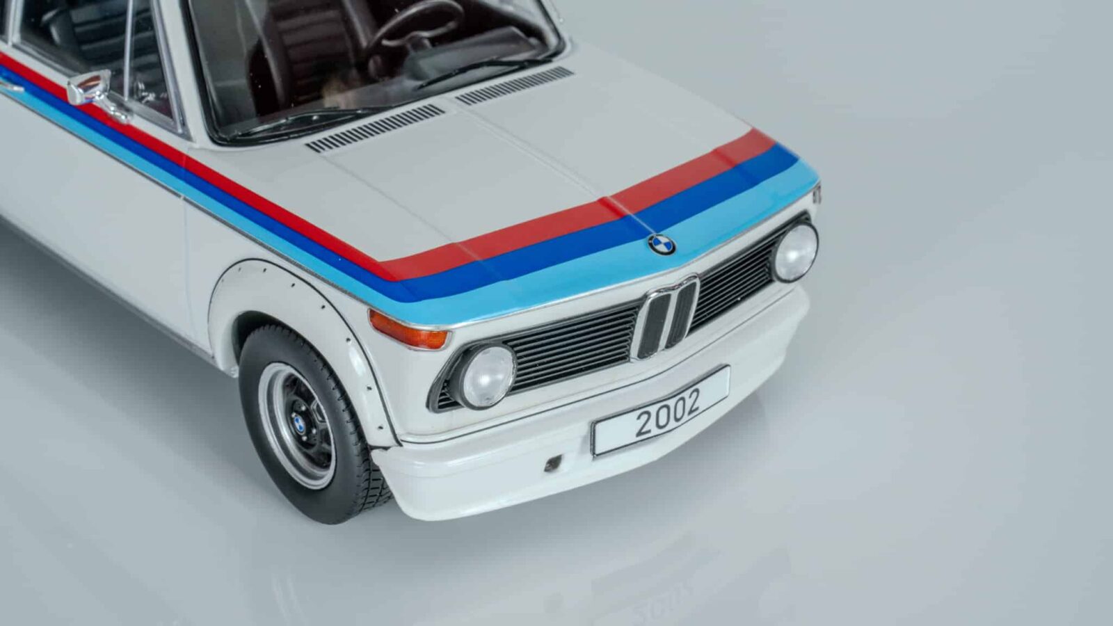 MCG - 1:18 BMW 2002 Turbo White 1973 Diecast Model