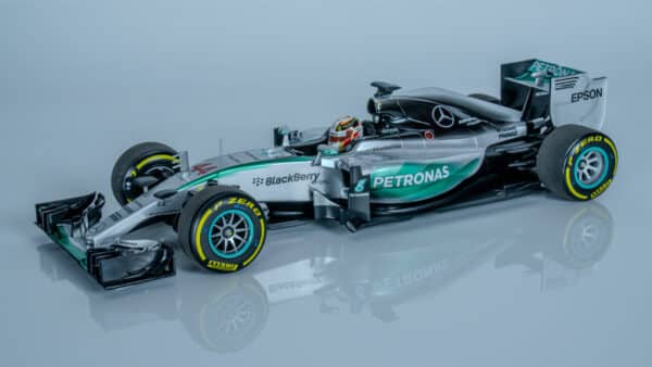 Minichamps - 1:18 Mercedes-AMG Petronas F1 W06 - #44 Lewis Hamilton - 2015 World Champion