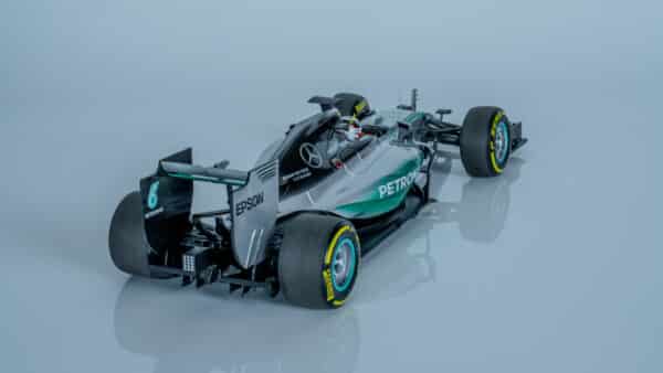 Minichamps - 1:18 Mercedes-AMG Petronas F1 W06 - #44 Lewis Hamilton - 2015 World Champion