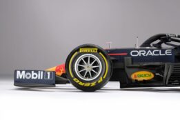 Amalgam 1:8 Red Bull RB16B Abu Dhabi 2021 Champion Max Verstappen Model