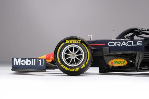 Amalgam 1:8 Red Bull RB16B Abu Dhabi 2021 Champion Max Verstappen Model