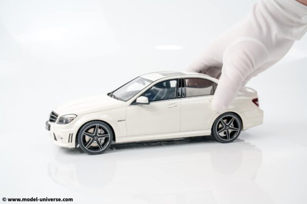 GT Spirit - 1:18 Mercedes-Benz C63 AMG Diamond White 2007 - Limited Edition Resin Model 13 GT Spirit - 1:18 Mercedes-Benz C63 AMG Diamond White 2007 - Limited Edition Resin Model