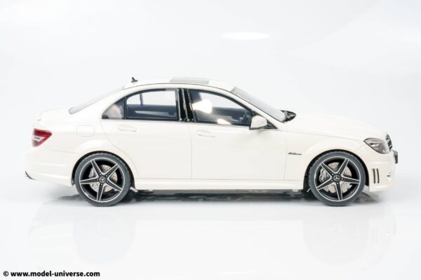 GT Spirit - 1:18 Mercedes-Benz C63 AMG Diamond White 2007 - Limited Edition Resin Model 21 GT Spirit - 1:18 Mercedes-Benz C63 AMG Diamond White 2007 - Limited Edition Resin Model