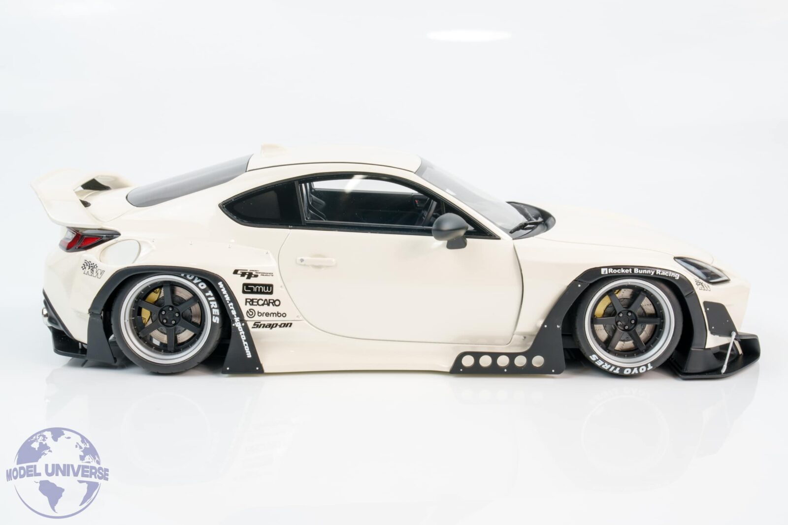 GT Spirit - 1:18 PANDEM Toyota GR86 Crystal White 2024