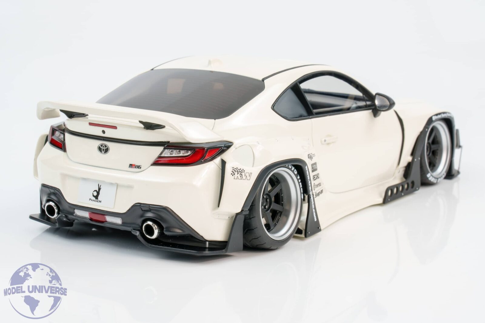 GT Spirit - 1:18 PANDEM Toyota GR86 Crystal White 2024 - Limited