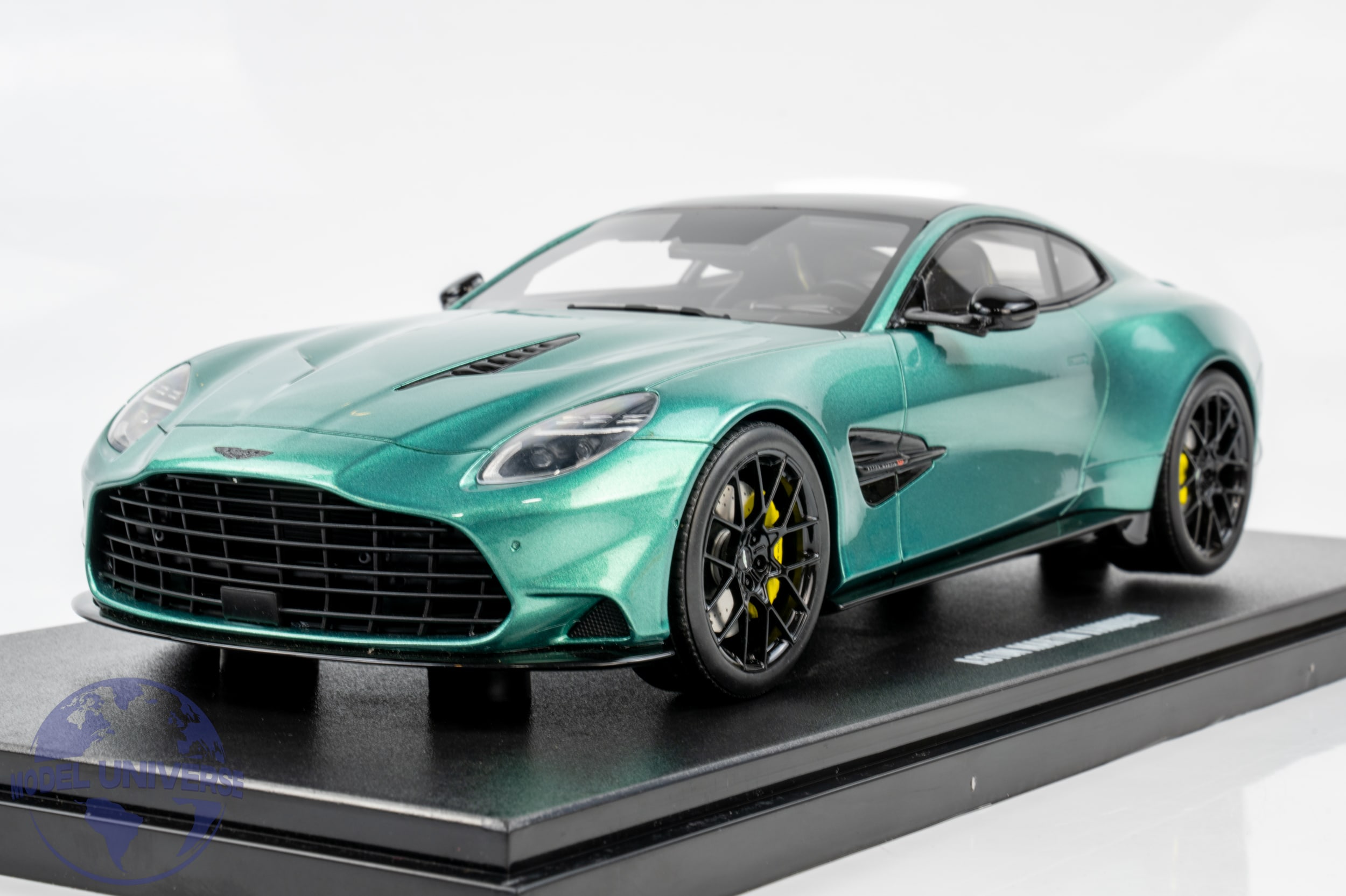GT Spirit - 1:18 Aston Martin Vanquish Green 2024 - Limited Edition Resin Model 4 GT Spirit - 1:18 Aston Martin Vanquish Green 2024 - Limited Edition Resin Model