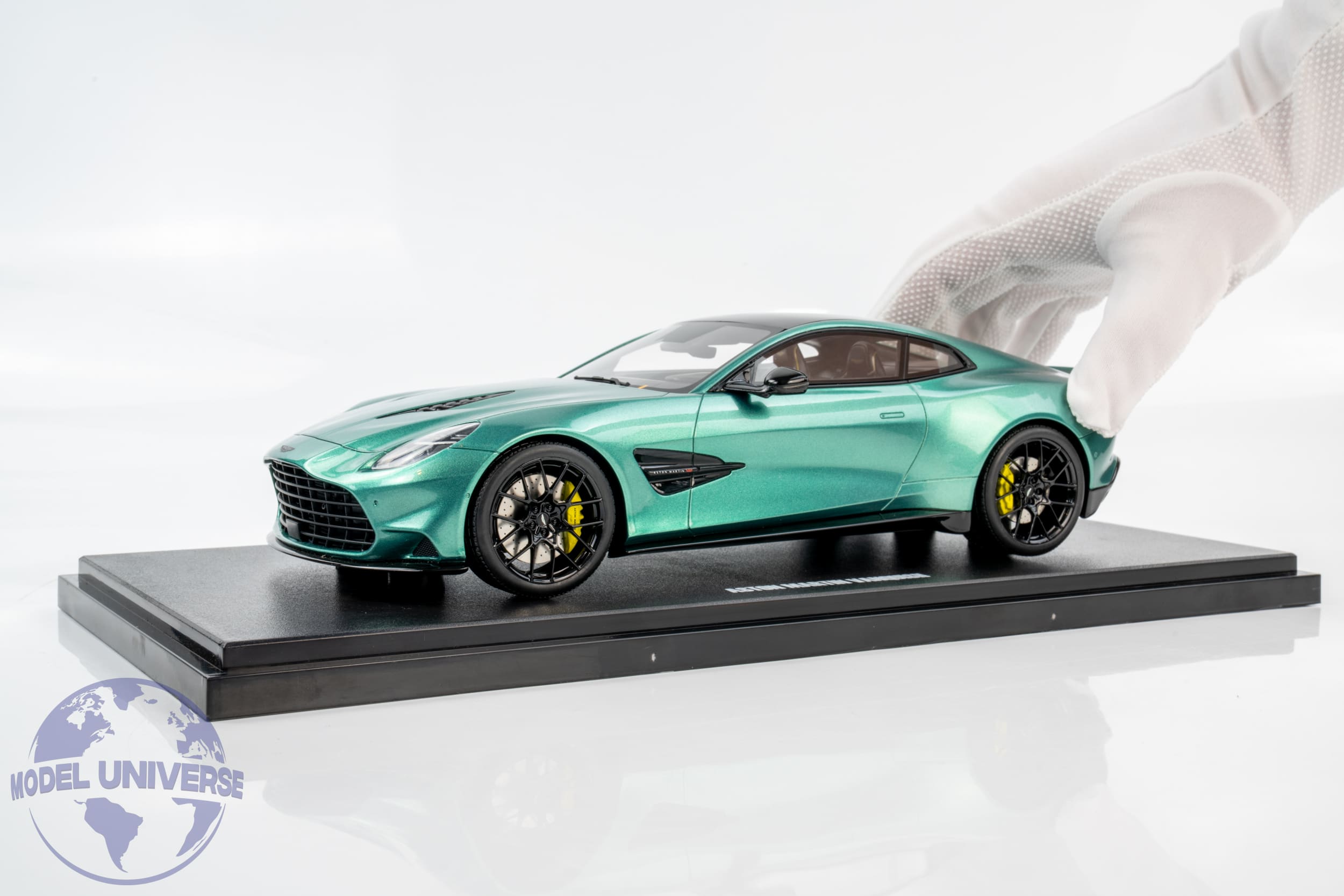 GT Spirit - 1:18 Aston Martin Vanquish Green 2024 - Limited Edition Resin Model 3 GT Spirit - 1:18 Aston Martin Vanquish Green 2024 - Limited Edition Resin Model